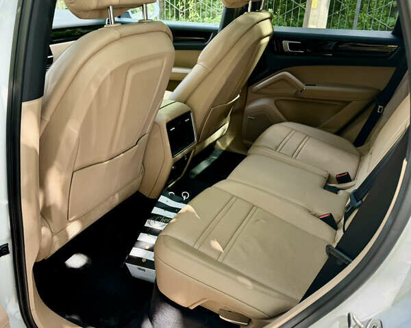 Порше Каен 2019 в Киеве на Automoto.ua Белый Порше Каен, объемом двигателя 3 л и пробегом 45 тыс. км за 62000 $, фото 29 на Automoto.ua