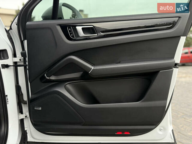 Білий Порше Cayenne, об'ємом двигуна 3 л та пробігом 45 тис. км за 59500 $, фото 57 на Automoto.ua