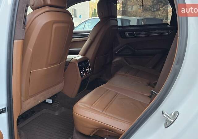 Белый Порше Каен, объемом двигателя 3 л и пробегом 127 тыс. км за 130000 $, фото 19 на Automoto.ua