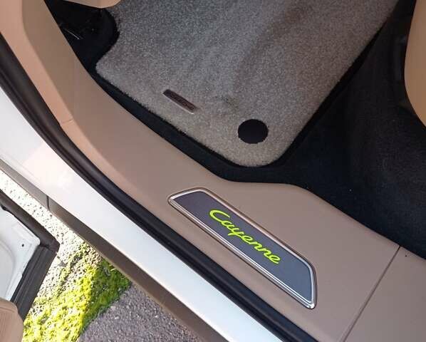 Белый Порше Каен, объемом двигателя 3 л и пробегом 105 тыс. км за 67000 $, фото 12 на Automoto.ua