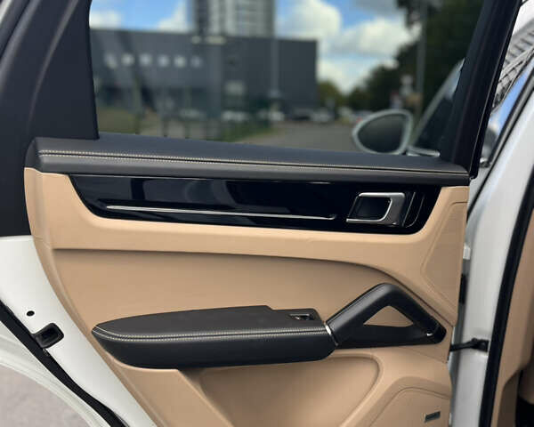 Білий Порше Cayenne, об'ємом двигуна 3 л та пробігом 91 тис. км за 59900 $, фото 17 на Automoto.ua
