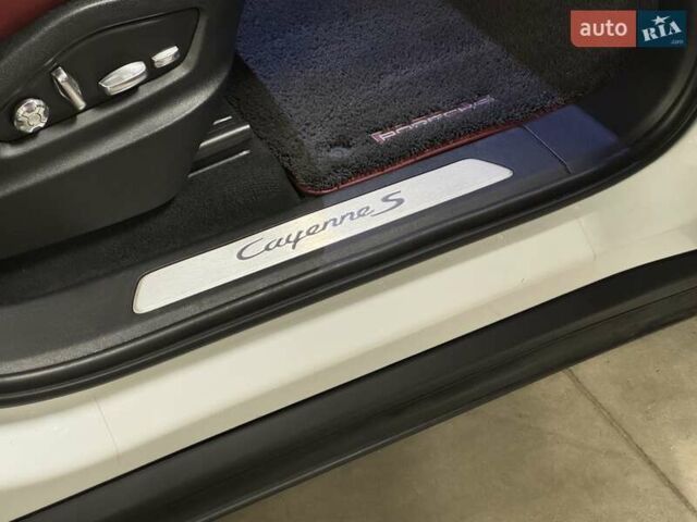 Белый Порше Каен, объемом двигателя 2.89 л и пробегом 62 тыс. км за 61255 $, фото 24 на Automoto.ua