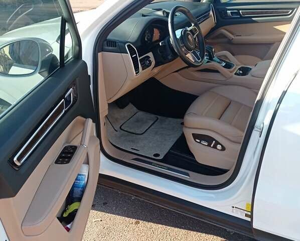 Белый Порше Каен, объемом двигателя 3 л и пробегом 105 тыс. км за 67000 $, фото 8 на Automoto.ua