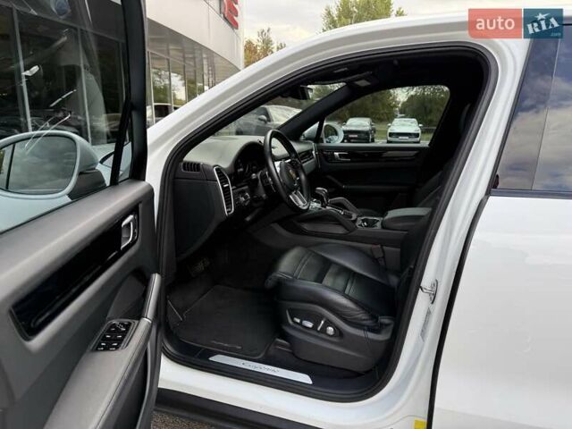 Белый Порше Каен, объемом двигателя 2.98 л и пробегом 33 тыс. км за 56000 $, фото 10 на Automoto.ua