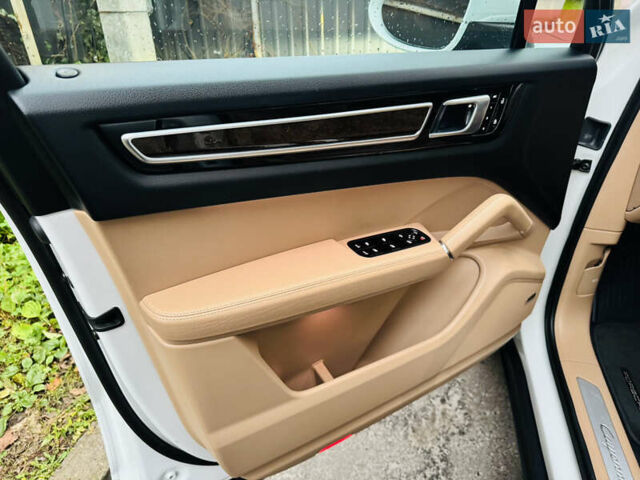 Белый Порше Каен, объемом двигателя 3 л и пробегом 56 тыс. км за 57000 $, фото 10 на Automoto.ua