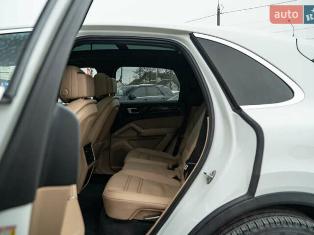 Белый Порше Каен, объемом двигателя 3 л и пробегом 116 тыс. км за 44900 $, фото 41 на Automoto.ua