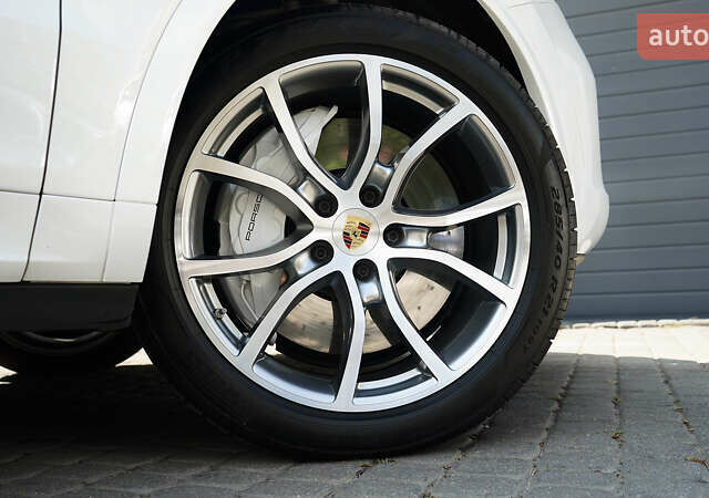 Білий Порше Cayenne, об'ємом двигуна 4 л та пробігом 70 тис. км за 87999 $, фото 22 на Automoto.ua