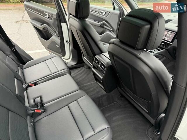 Белый Порше Каен, объемом двигателя 3 л и пробегом 80 тыс. км за 51500 $, фото 33 на Automoto.ua