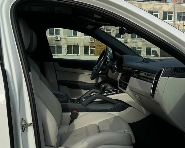 Білий Порше Cayenne, об'ємом двигуна 3 л та пробігом 42 тис. км за 82000 $, фото 14 на Automoto.ua