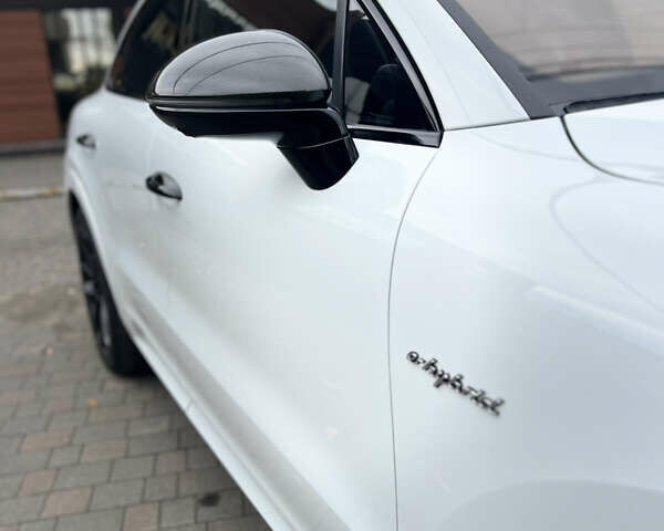 Белый Порше Каен, объемом двигателя 3 л и пробегом 34 тыс. км за 130000 $, фото 4 на Automoto.ua