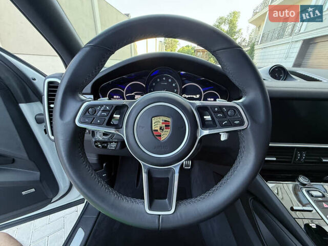 Белый Порше Каен, объемом двигателя 2.89 л и пробегом 96 тыс. км за 72000 $, фото 81 на Automoto.ua