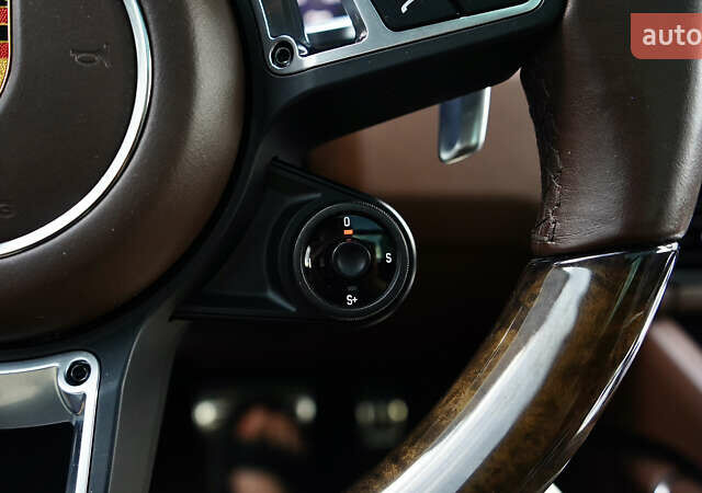 Білий Порше Cayenne, об'ємом двигуна 4 л та пробігом 70 тис. км за 87999 $, фото 35 на Automoto.ua