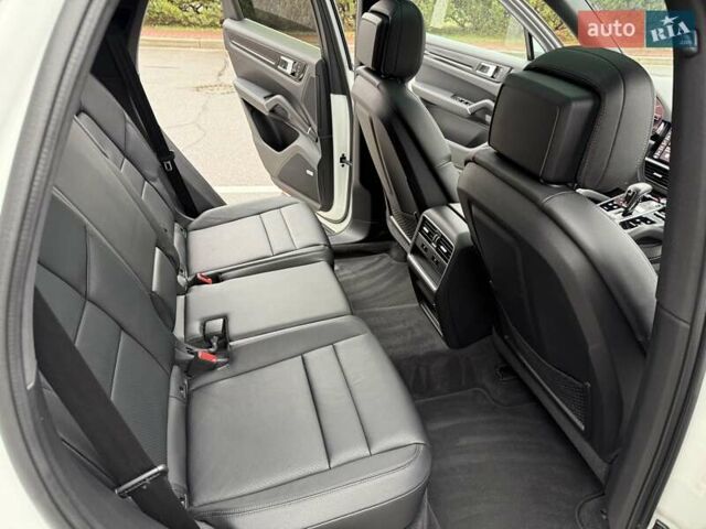 Белый Порше Каен, объемом двигателя 3 л и пробегом 80 тыс. км за 51500 $, фото 31 на Automoto.ua