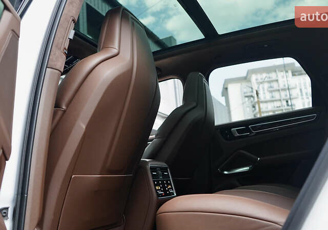 Білий Порше Cayenne, об'ємом двигуна 4 л та пробігом 70 тис. км за 87999 $, фото 56 на Automoto.ua