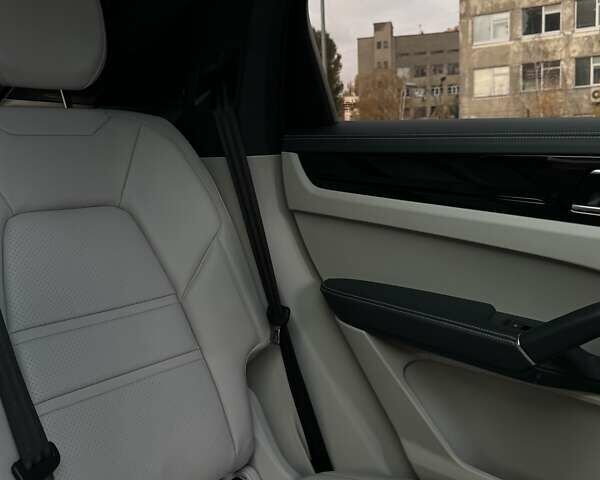 Білий Порше Cayenne, об'ємом двигуна 3 л та пробігом 42 тис. км за 82000 $, фото 32 на Automoto.ua