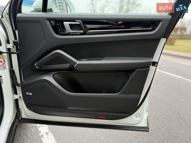 Белый Порше Каен, объемом двигателя 3 л и пробегом 80 тыс. км за 51500 $, фото 21 на Automoto.ua