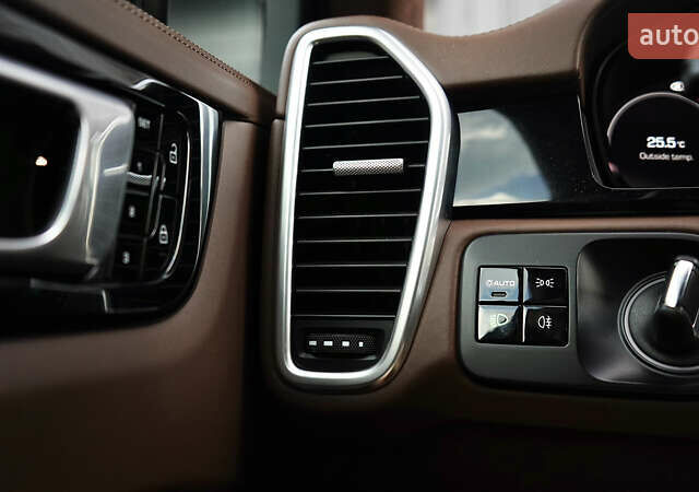 Білий Порше Cayenne, об'ємом двигуна 4 л та пробігом 70 тис. км за 87999 $, фото 28 на Automoto.ua