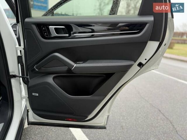 Белый Порше Каен, объемом двигателя 3 л и пробегом 80 тыс. км за 51500 $, фото 29 на Automoto.ua