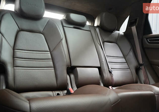 Білий Порше Cayenne, об'ємом двигуна 4 л та пробігом 70 тис. км за 87999 $, фото 55 на Automoto.ua