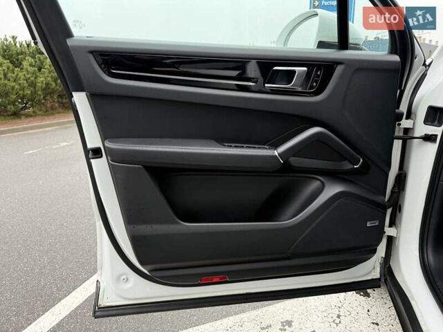 Белый Порше Каен, объемом двигателя 3 л и пробегом 80 тыс. км за 51500 $, фото 40 на Automoto.ua