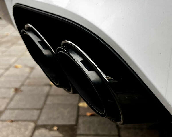 Белый Порше Каен, объемом двигателя 3 л и пробегом 34 тыс. км за 130000 $, фото 5 на Automoto.ua