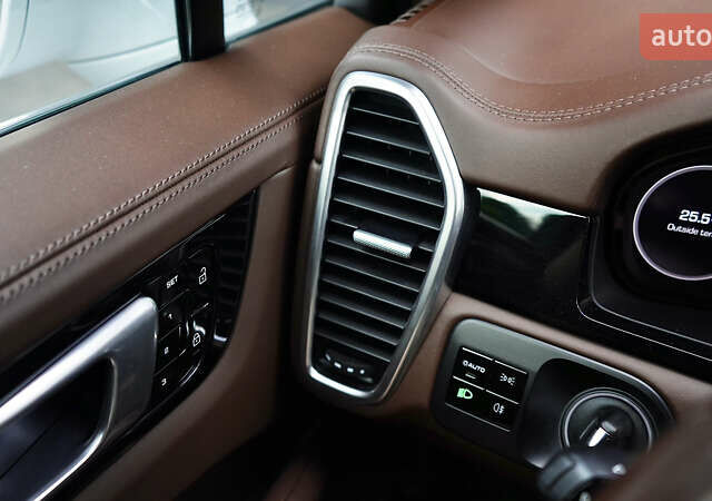 Білий Порше Cayenne, об'ємом двигуна 4 л та пробігом 70 тис. км за 87999 $, фото 27 на Automoto.ua