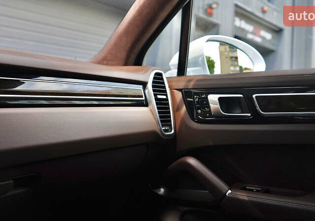 Білий Порше Cayenne, об'ємом двигуна 4 л та пробігом 70 тис. км за 87999 $, фото 49 на Automoto.ua