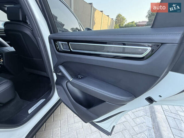 Белый Порше Каен, объемом двигателя 2.89 л и пробегом 96 тыс. км за 72000 $, фото 61 на Automoto.ua