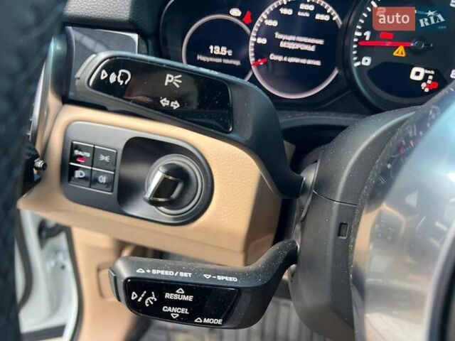 Белый Порше Каен, объемом двигателя 3 л и пробегом 100 тыс. км за 59990 $, фото 27 на Automoto.ua