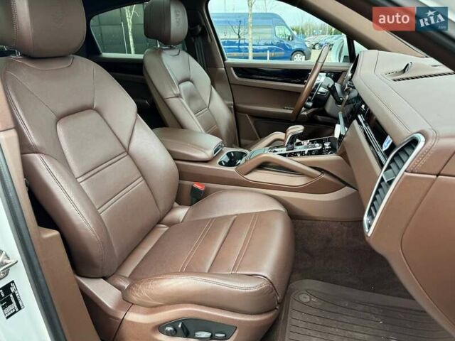 Белый Порше Каен, объемом двигателя 3 л и пробегом 61 тыс. км за 94490 $, фото 10 на Automoto.ua