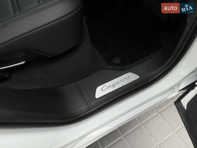 Белый Порше Каен, объемом двигателя 3 л и пробегом 23 тыс. км за 69900 $, фото 54 на Automoto.ua