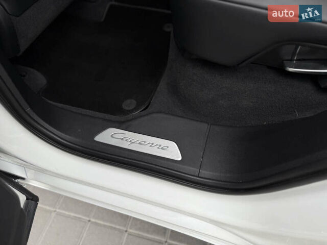 Белый Порше Каен, объемом двигателя 3 л и пробегом 23 тыс. км за 69900 $, фото 44 на Automoto.ua