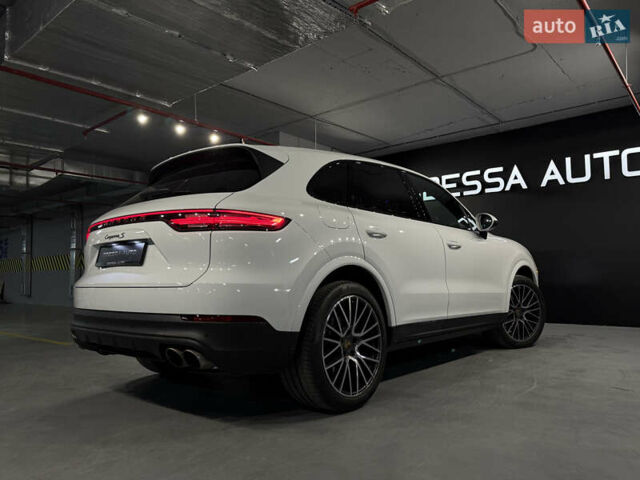 Белый Порше Каен, объемом двигателя 2.89 л и пробегом 23 тыс. км за 79000 $, фото 5 на Automoto.ua