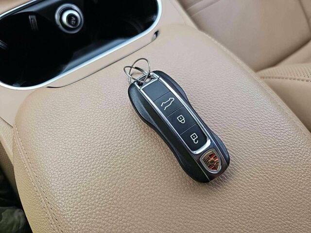 Білий Порше Cayenne, об'ємом двигуна 0 л та пробігом 60 тис. км за 40000 $, фото 8 на Automoto.ua