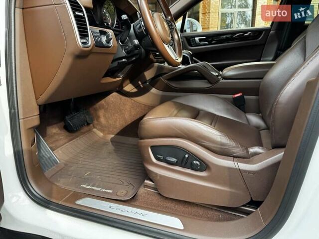 Белый Порше Каен, объемом двигателя 3 л и пробегом 61 тыс. км за 95000 $, фото 28 на Automoto.ua