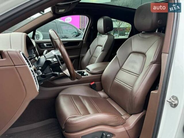 Белый Порше Каен, объемом двигателя 3 л и пробегом 61 тыс. км за 94490 $, фото 7 на Automoto.ua