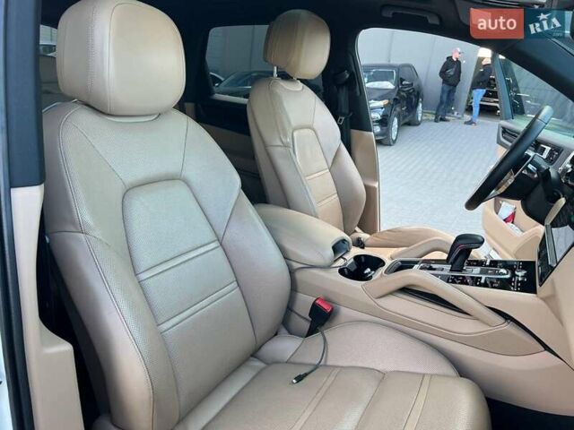 Белый Порше Каен, объемом двигателя 3 л и пробегом 100 тыс. км за 59990 $, фото 44 на Automoto.ua