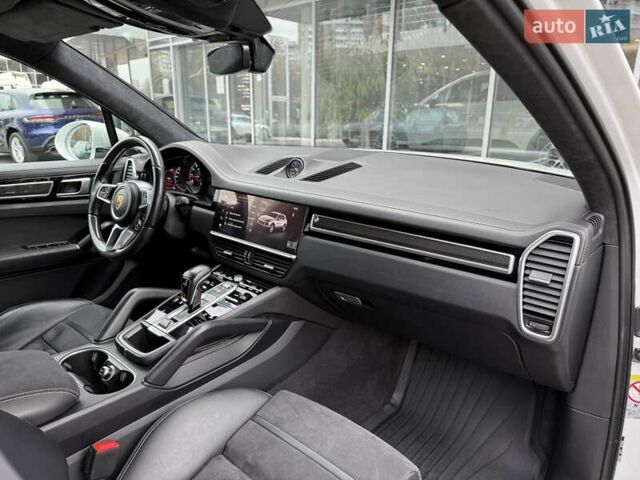 Белый Порше Каен, объемом двигателя 4 л и пробегом 107 тыс. км за 87000 $, фото 20 на Automoto.ua