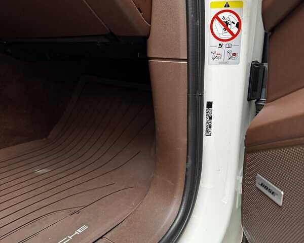 Белый Порше Каен, объемом двигателя 3 л и пробегом 61 тыс. км за 95000 $, фото 22 на Automoto.ua