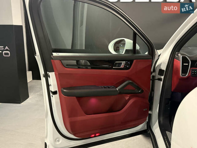 Белый Порше Каен, объемом двигателя 2.89 л и пробегом 23 тыс. км за 79000 $, фото 9 на Automoto.ua