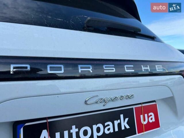 Белый Порше Каен, объемом двигателя 3 л и пробегом 100 тыс. км за 59990 $, фото 43 на Automoto.ua
