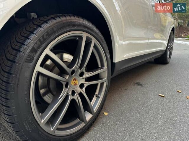 Белый Порше Каен, объемом двигателя 3 л и пробегом 61 тыс. км за 95000 $, фото 24 на Automoto.ua