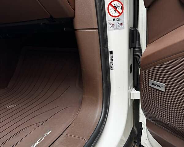 Белый Порше Каен, объемом двигателя 3 л и пробегом 61 тыс. км за 95000 $, фото 21 на Automoto.ua