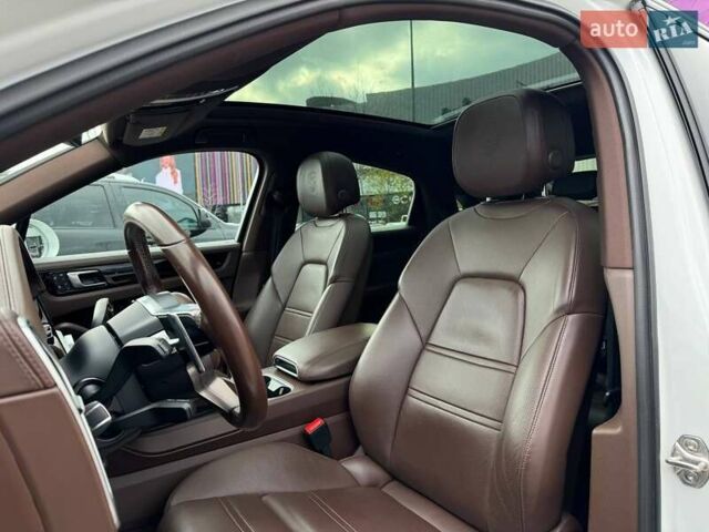 Белый Порше Каен, объемом двигателя 3 л и пробегом 61 тыс. км за 94490 $, фото 31 на Automoto.ua