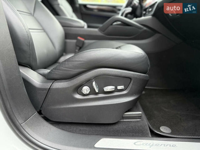 Белый Порше Каен, объемом двигателя 3 л и пробегом 23 тыс. км за 69900 $, фото 58 на Automoto.ua