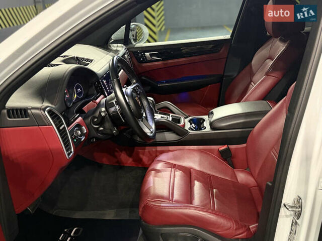 Белый Порше Каен, объемом двигателя 2.89 л и пробегом 23 тыс. км за 79000 $, фото 22 на Automoto.ua