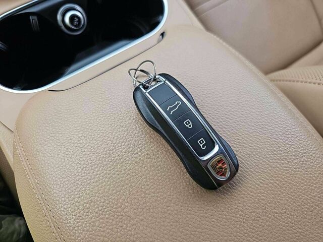 Білий Порше Cayenne, об'ємом двигуна 0 л та пробігом 37 тис. км за 27000 $, фото 10 на Automoto.ua