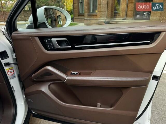 Белый Порше Каен, объемом двигателя 3 л и пробегом 61 тыс. км за 95000 $, фото 19 на Automoto.ua