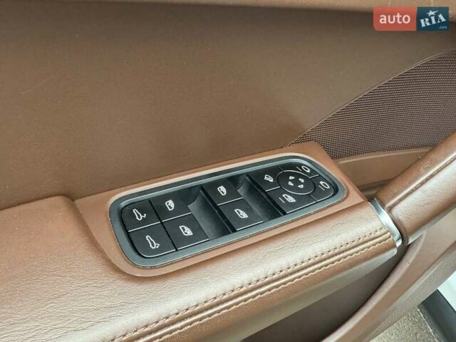 Белый Порше Каен, объемом двигателя 3 л и пробегом 61 тыс. км за 94490 $, фото 15 на Automoto.ua