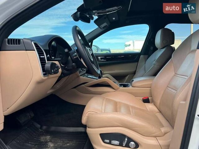 Белый Порше Каен, объемом двигателя 3 л и пробегом 100 тыс. км за 59990 $, фото 20 на Automoto.ua